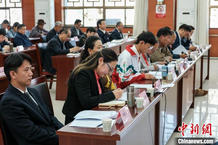 圖為8月10日座談會(huì)現(xiàn)場(chǎng)，左一為歸國(guó)定居藏胞晉美次旦。　江飛波 攝