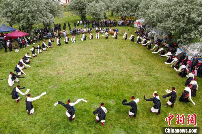 資料圖為西藏昌都丁青縣民眾跳歡快的鍋莊舞?！〗w波 攝