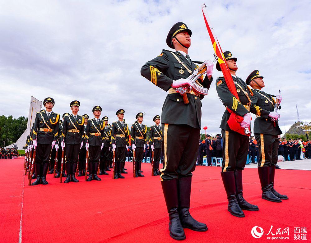 8月19日10時(shí)，慶祝西藏和平解放70周年大會(huì)在拉薩市布達(dá)拉宮廣場(chǎng)隆重舉行。這是大會(huì)舉行升旗儀式。徐馭堯 攝