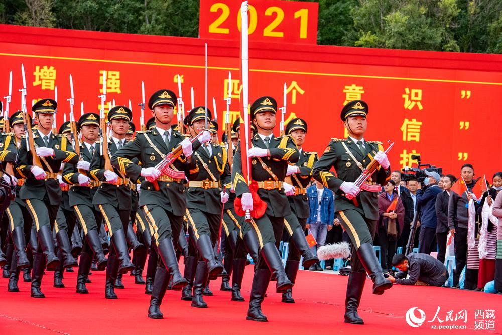 8月19日10時(shí)，慶祝西藏和平解放70周年大會(huì)在拉薩市布達(dá)拉宮廣場(chǎng)隆重舉行。這是大會(huì)舉行升旗儀式。徐馭堯 攝