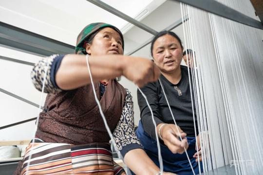 【走進鄉(xiāng)村看小康】西藏塔巴村:村美陶美人更美