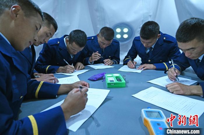 圖為消防員在高壓氧艙內(nèi)填寫問卷。　趙朗 攝