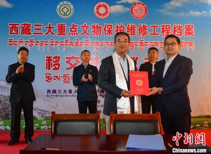 圖為西藏三大重點(diǎn)文物保護(hù)維修工程檔案移交進(jìn)館儀式現(xiàn)場?！∝暩聛硭?攝