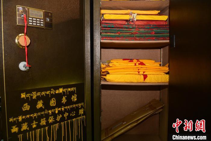 圖為拉薩市檔案館里收藏的藏文古籍?！∝暩聛硭?攝