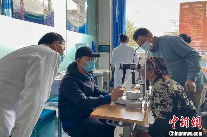 圖為9月10日，專家在日喀則藏康醫(yī)院開展義診活動(dòng)?！×貉喷?攝