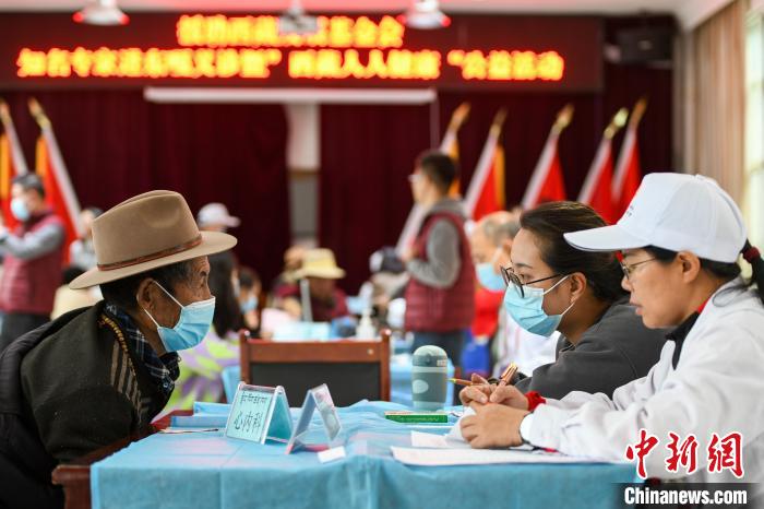 圖為9月11日，西藏日喀則桑珠孜區(qū)東嘎鄉(xiāng)義診現(xiàn)場(chǎng)?！〗w波 攝