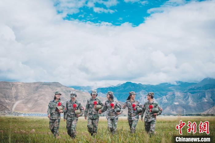 圖為身戴“首跳光榮”大紅花的女兵?！⊥跏鰱| 攝