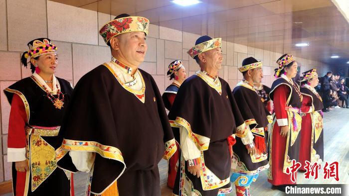 圖為西藏老年舞蹈隊在后臺準備上場?！∝暽＠?攝