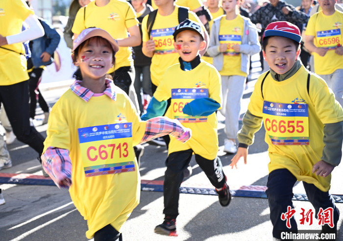 圖為當(dāng)?shù)貎和瘏⒓用阅惆氤恬R拉松。 <a target='_blank' ><p  align=