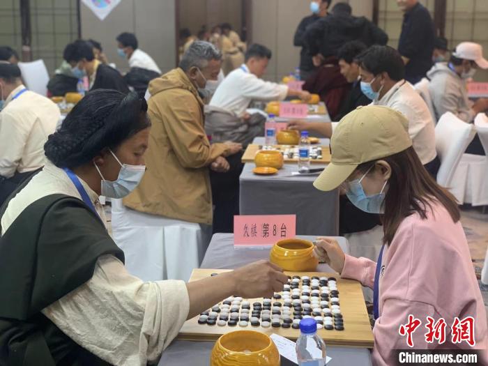 圖為參賽選手正在進(jìn)行藏棋對弈。　謝牧 攝