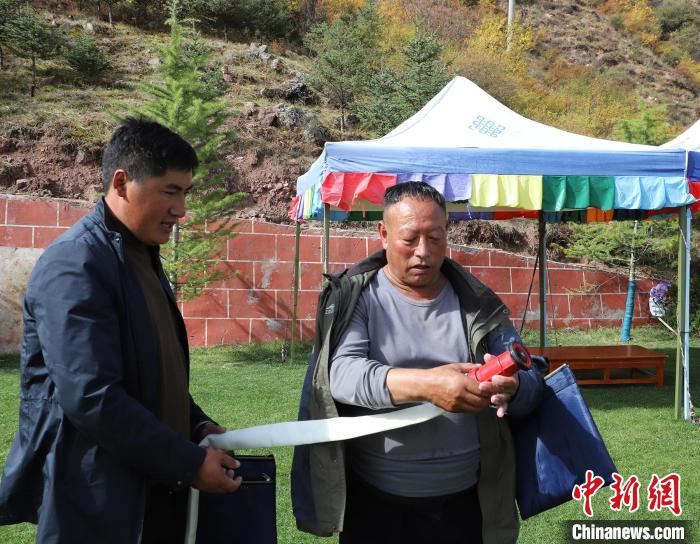 圖為護(hù)林員操作體驗滅火裝備。　昌都市森林消防支隊 供圖