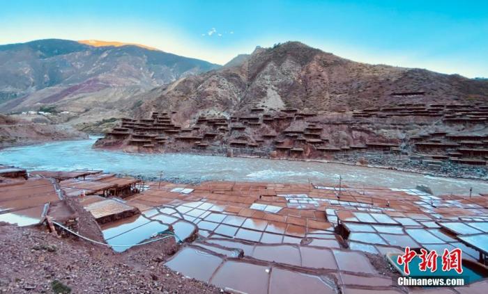 資料圖為芒康千年古鹽田。 <a target='_blank' ><p  align=