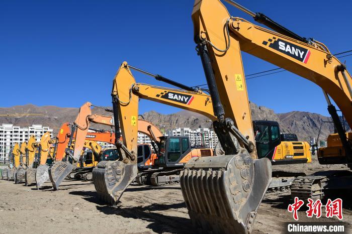 圖為人大附中拉薩學校開工奠基儀式現(xiàn)場?！∝暩聛硭?攝