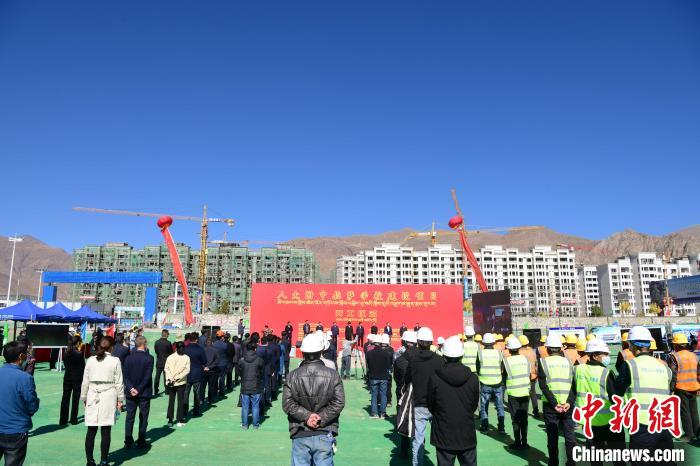 圖為人大附中拉薩學校開工奠基儀式現(xiàn)場?！∝暩聛硭?攝