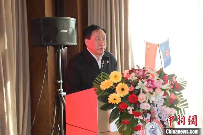 圖為中國非公立醫(yī)療機(jī)構(gòu)協(xié)會(huì)常務(wù)副會(huì)長兼秘書長郝德明致辭?！№n相澤 攝
