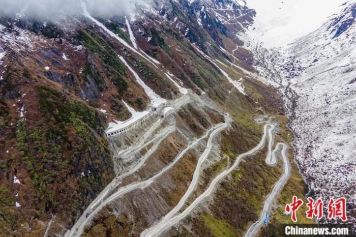 圖為嘎隆拉隧道南段，穿過(guò)該隧道后便正式進(jìn)入了墨脫縣范圍。