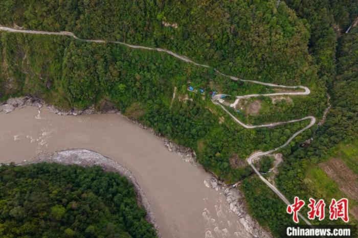 雅魯藏布江一側(cè)的墨脫公路。