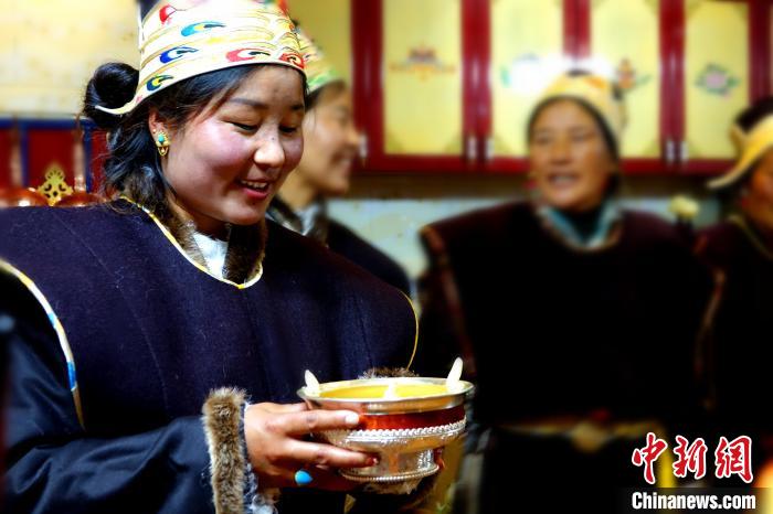 圖為藏族姑娘向客人敬酒。　冉文娟 攝