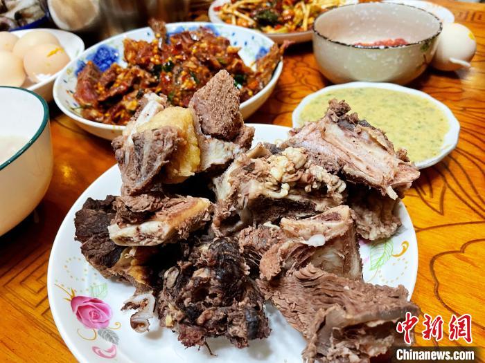 圖為除夕之夜的大餐?！∪轿木?攝