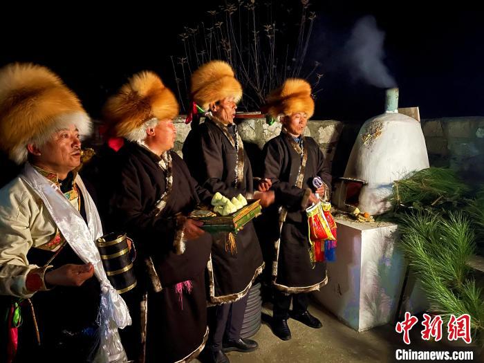 圖為除夕之夜進(jìn)行的驅(qū)鬼儀式?！∪轿木?攝