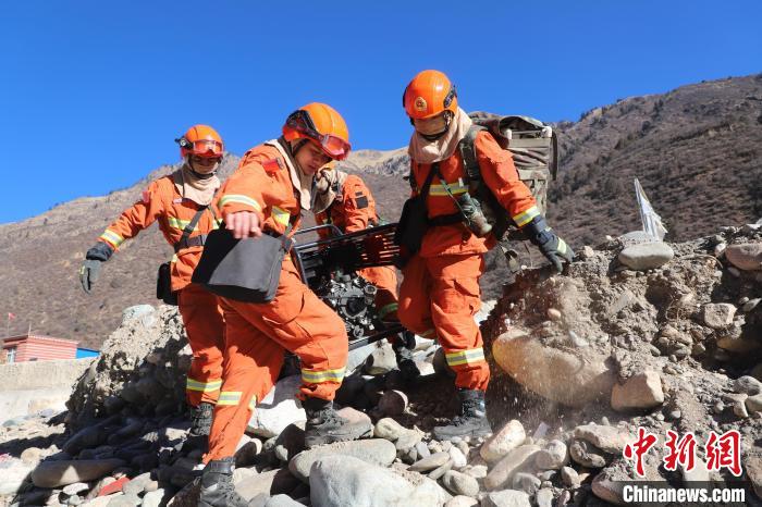 圖為參訓(xùn)消防指戰(zhàn)員密切配合進(jìn)行訓(xùn)練。　昌都市森林消防支隊(duì)江達(dá)縣中隊(duì) 攝