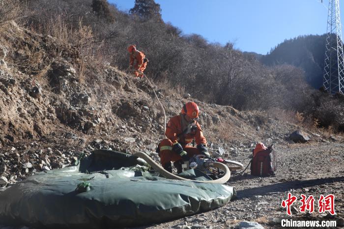 圖為參訓(xùn)消防指戰(zhàn)員架設(shè)蓄水池?！〔际猩窒乐ш?duì)江達(dá)縣中隊(duì) 攝