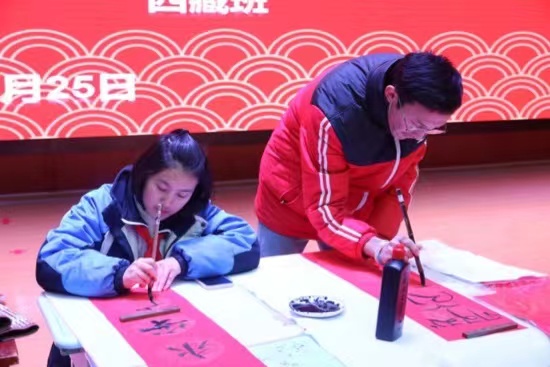 現(xiàn)場(chǎng)書寫春聯(lián)。梁超攝