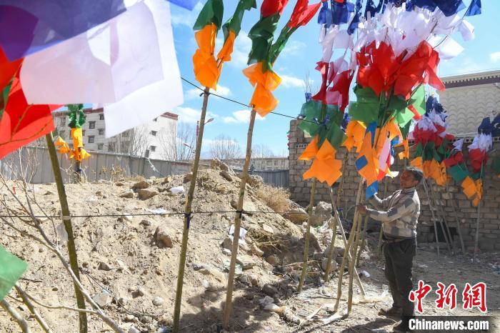 圖為拉薩街頭出售的五彩經(jīng)幡?！∝暩聛硭?攝