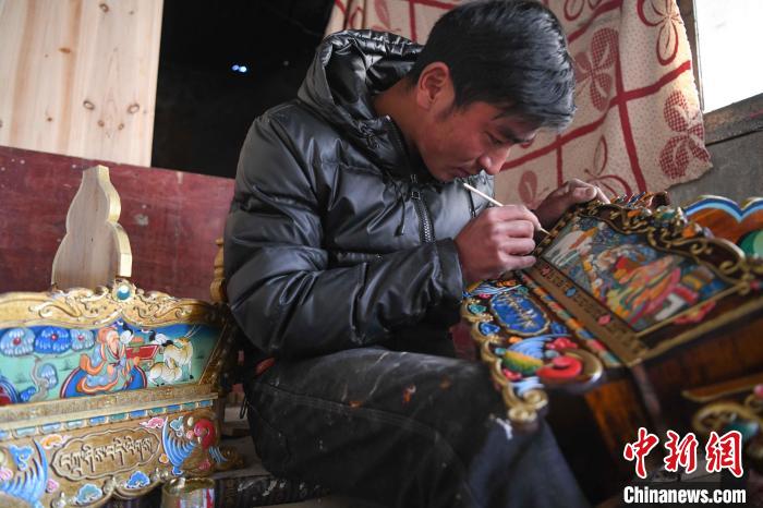圖為拉薩手藝人制作年貨“切瑪盒”?！∝暩聛硭?攝