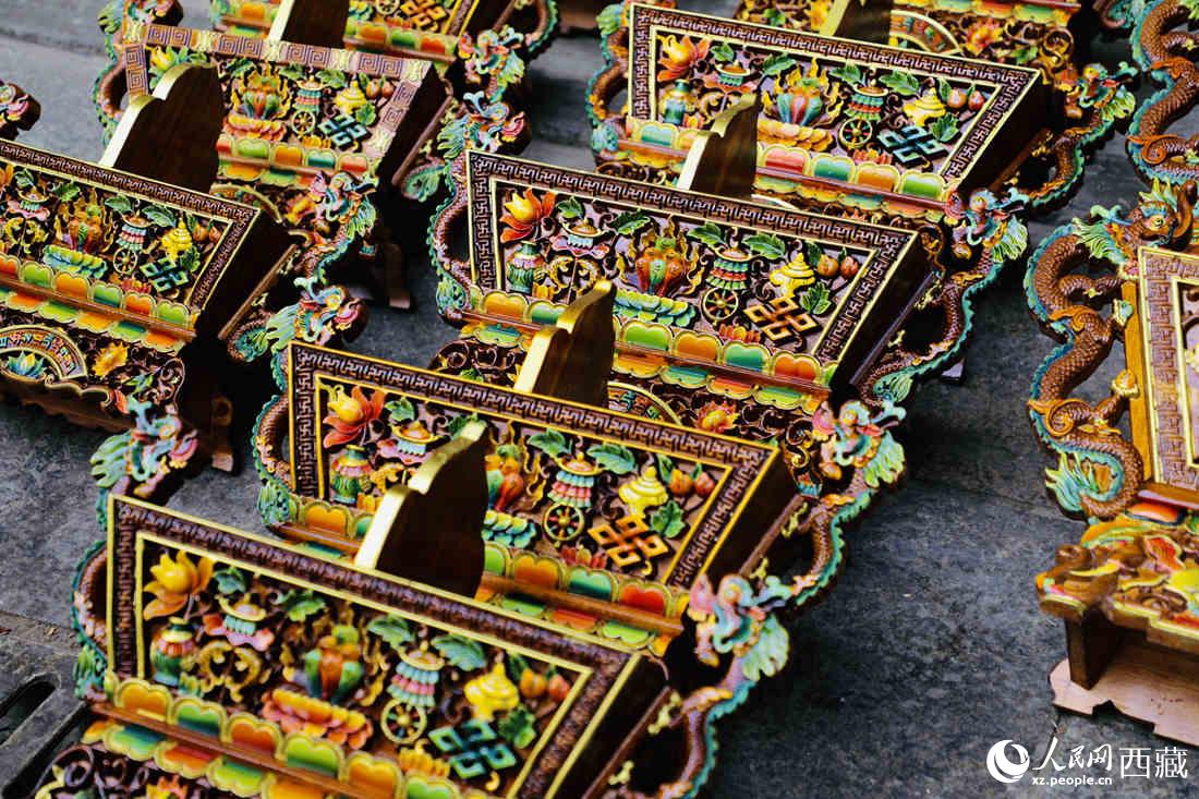 年貨市場上的切瑪盒。（切瑪盒是藏歷新年吉祥物，是在精制斗型木盒中用隔板分開，分別盛入炒麥粒和糌粑，插上“仔卓”，象征著人壽年豐、吉祥如意。）人民網(wǎng) 次仁羅布攝