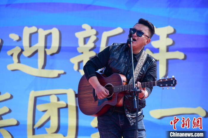 圖為文藝匯演現(xiàn)場?！∝暩聛硭?攝