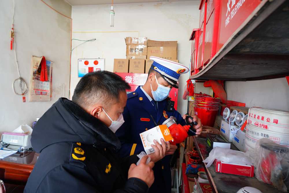 檢查消防器材。圖片由那曲消防提供