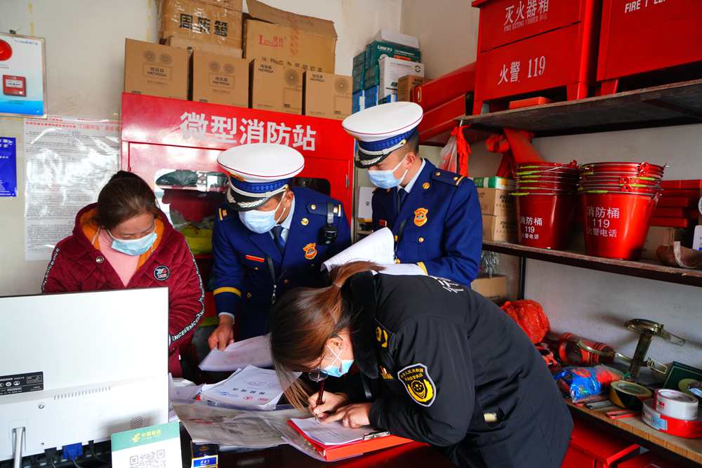 檢查消防器材。圖片由那曲消防提供