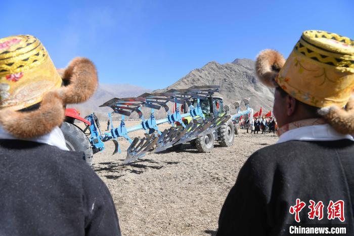 圖為拉薩市曲水縣茶巴朗村春耕儀式現(xiàn)場?！∝暩聛硭?攝