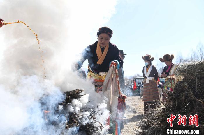 圖為拉薩市曲水縣茶巴朗村村民在春耕儀式前煨桑?！∝暩聛硭?攝