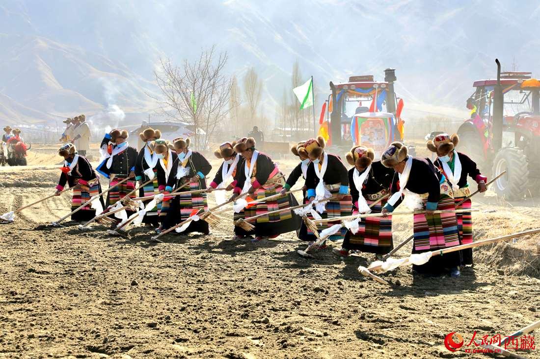 當(dāng)?shù)卮迕裆碇?jié)日盛裝，舉行春耕儀式。人民網(wǎng) 次仁羅布攝