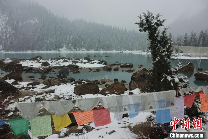 然烏湖春雪飄落?！∪轿木?攝