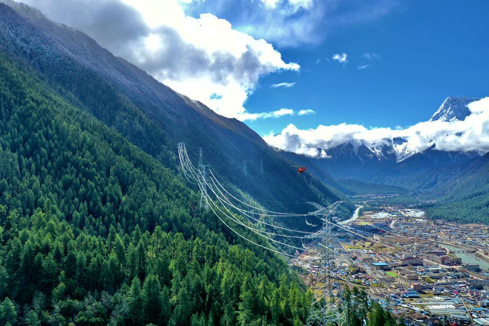 對(duì)波林線(xiàn)進(jìn)行巡視檢查。閆昱翰攝