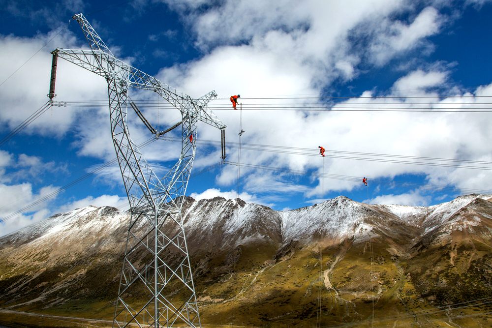 藏中聯(lián)網(wǎng)工程建設(shè)，銀線(xiàn)上的“舞者” 。盧忠東攝