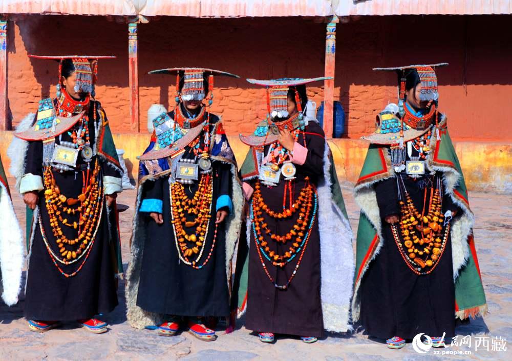 身著特色服飾跳“宣”舞。人民網(wǎng) 李海霞攝