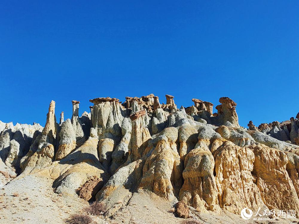 形態(tài)各異的土林。人民網(wǎng) 李海霞攝