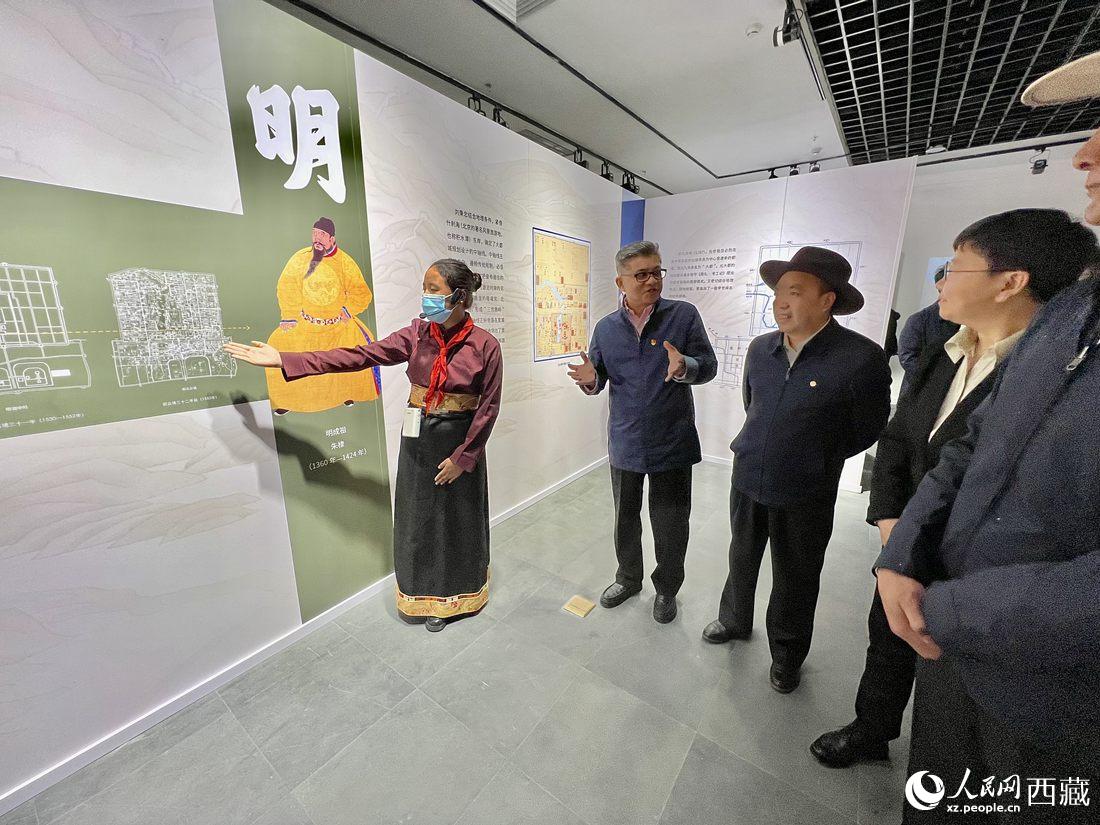 拉薩市北京實(shí)驗(yàn)中學(xué)的學(xué)生講解員進(jìn)行講解。人民網(wǎng) 次仁羅布攝