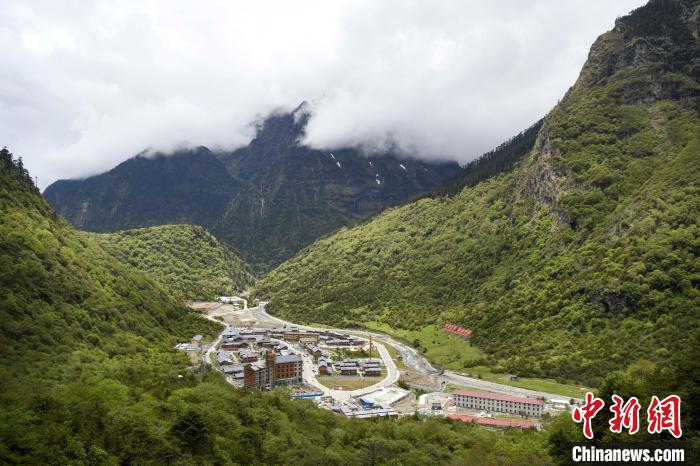 位于山間的玉麥鄉(xiāng)。