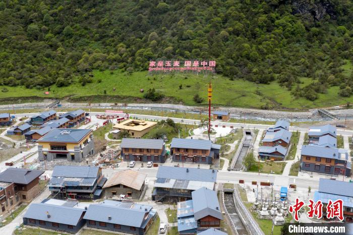 “家是玉麥 國是中國”的大字豎立在玉麥鄉(xiāng)旁的山腳上?！钊A峰 攝