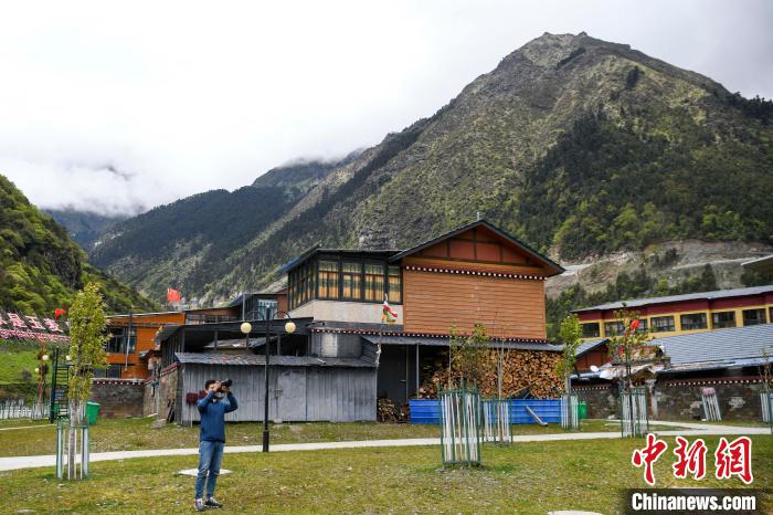 一位攝影愛好者在玉麥鄉(xiāng)拍攝。　楊華峰 攝