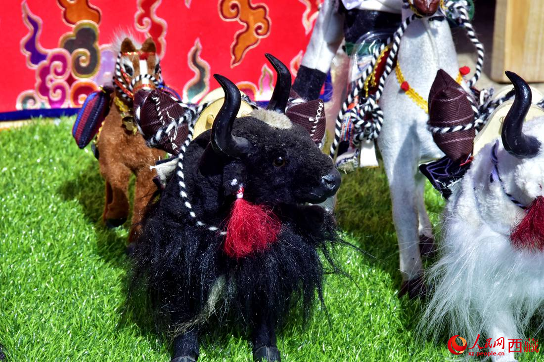 農(nóng)牧民制作的旅游紀(jì)念品。人民網(wǎng) 李海霞攝