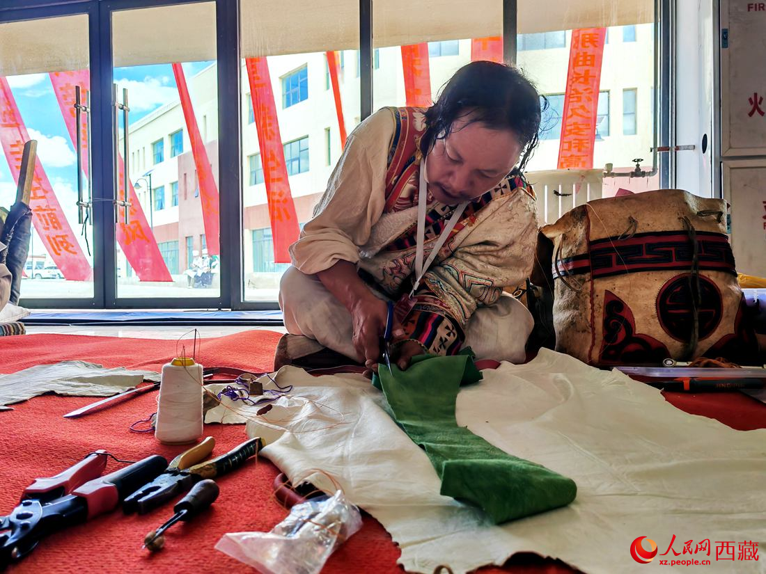 曾經(jīng)的放牛娃學(xué)得一身好手藝。人民網(wǎng) 李海霞攝