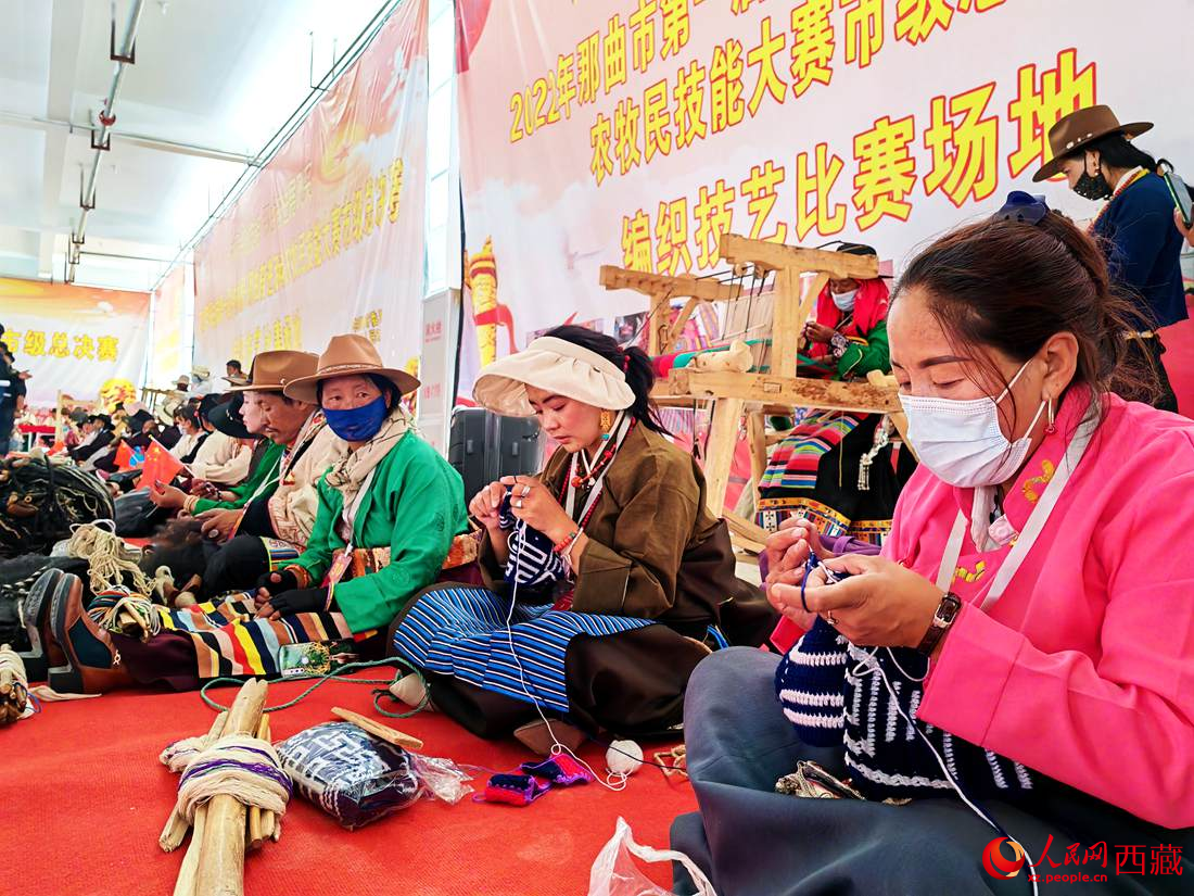 草原姑娘們編織技能大比拼。人民網(wǎng) 李海霞攝