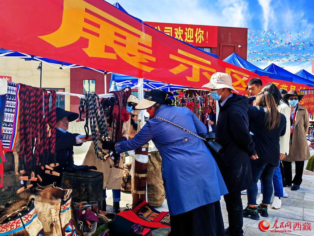 技能大賽現(xiàn)場(chǎng)引來不少客戶。人民網(wǎng) 李海霞攝