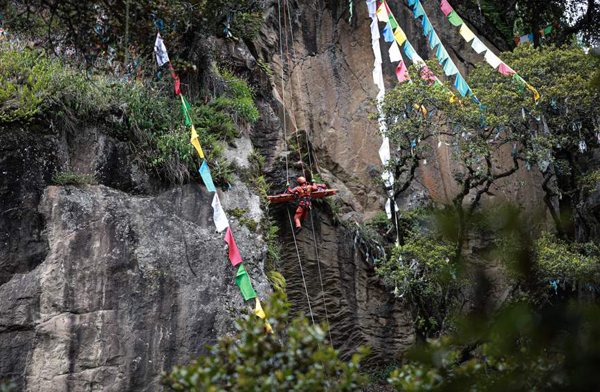 被困人員垂直提拉至安全位置。西繞拉翁攝
